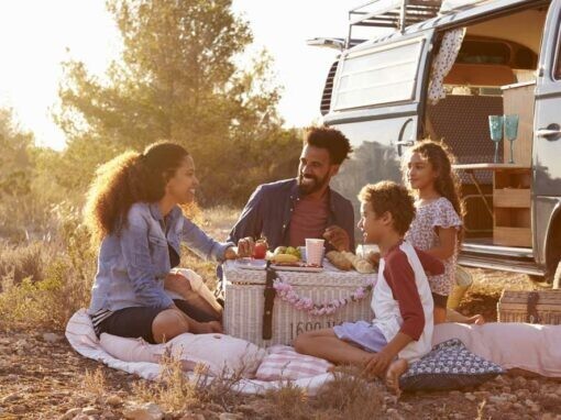 Une famille organise un pique nique dans la nature